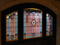 glas-in-lood raam met toog