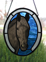 Glas-in-lood raamhanger met gebrandschilderd paard